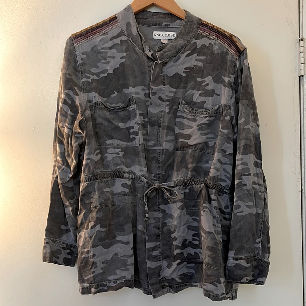 Gray camo snap up jacket with tie on waistline 🥰